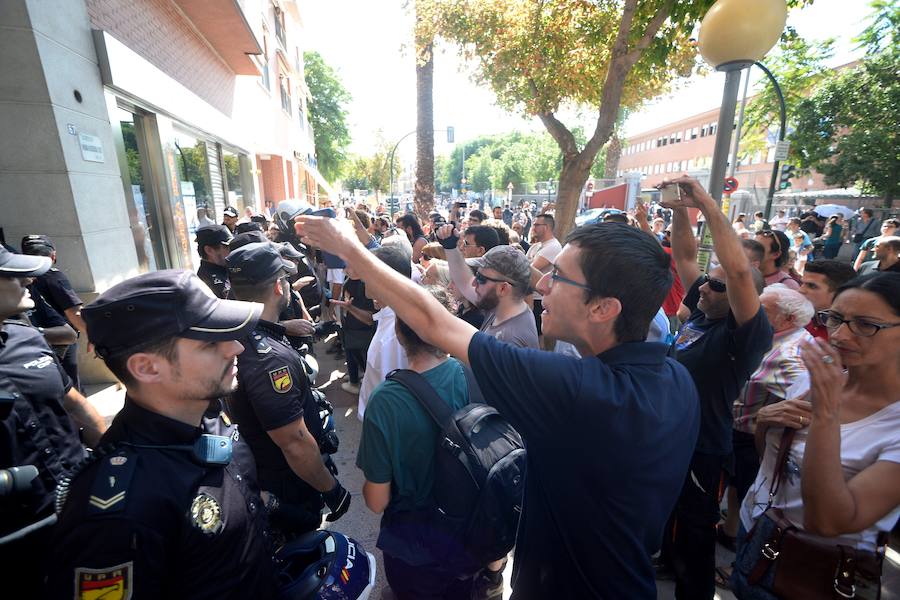 La reanudación de las obras ha encendido los ánimos de los vecinos que desde primera hora de esta mañana protestan en la vía provisional. Los momentos de mayor tensión se han producido esta mañana cuando la gente ha intentado quitar las vallas y los agentes lo han impedido formando una columna.