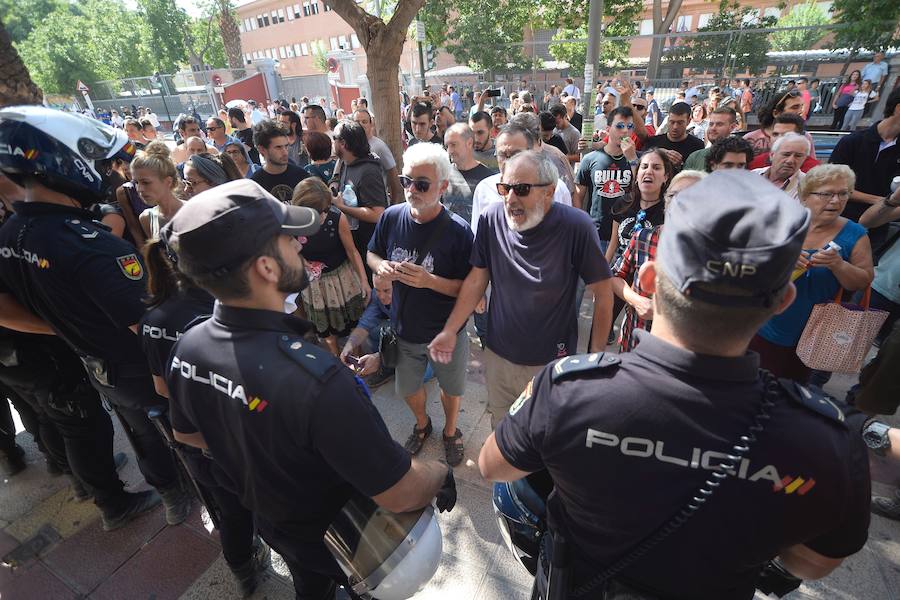 La reanudación de las obras ha encendido los ánimos de los vecinos que desde primera hora de esta mañana protestan en la vía provisional. Los momentos de mayor tensión se han producido esta mañana cuando la gente ha intentado quitar las vallas y los agentes lo han impedido formando una columna.