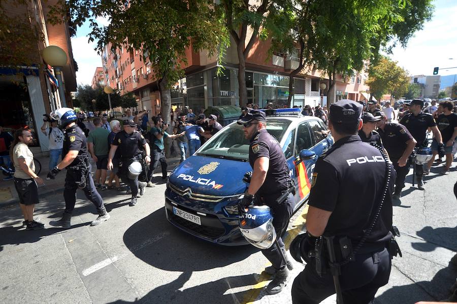 La reanudación de las obras ha encendido los ánimos de los vecinos que desde primera hora de esta mañana protestan en la vía provisional. Los momentos de mayor tensión se han producido esta mañana cuando la gente ha intentado quitar las vallas y los agentes lo han impedido formando una columna.