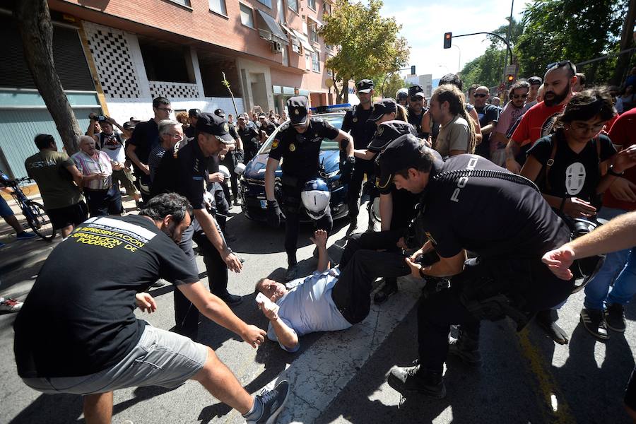 La reanudación de las obras ha encendido los ánimos de los vecinos que desde primera hora de esta mañana protestan en la vía provisional. Los momentos de mayor tensión se han producido esta mañana cuando la gente ha intentado quitar las vallas y los agentes lo han impedido formando una columna.