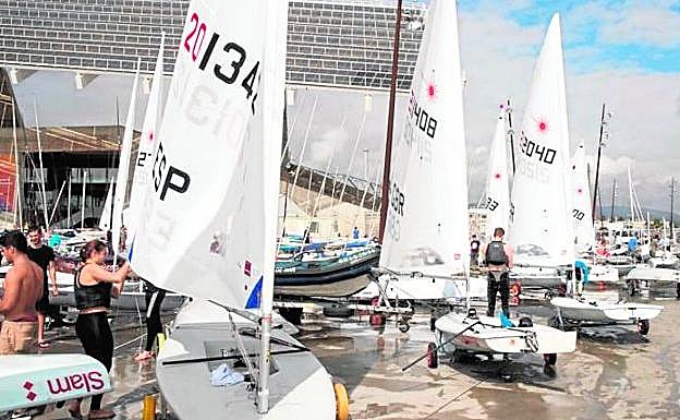 Regatistas, junto a sus embarcaciones, tras el anuncio de suspensión de la regata de ayer. 