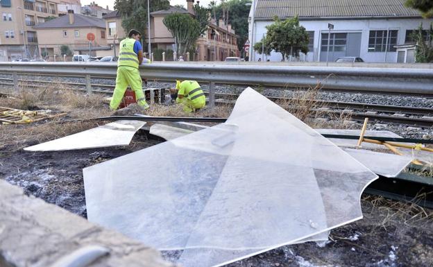 Operarios reparando esta mañana los desperfectos de ayer en las vías.