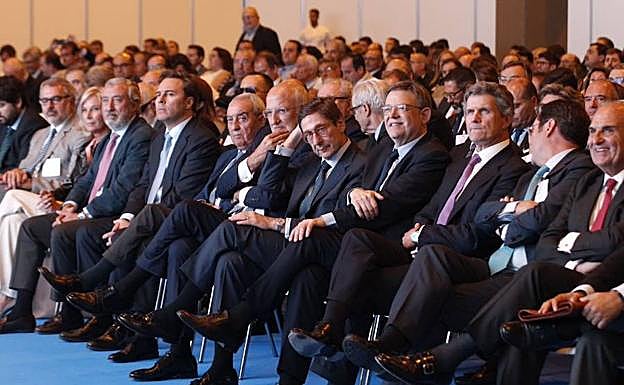 El secretario de Estado de Infraestructuras, Julio Gómez Pomar; Dimas Gimeno (El Corte Inglés), Juan José Bruguera (Colonial), Juan Roig (Mercadona), José Ignacio Goirigolzarri (Bankia) y el presidente valenciano, Ximo Puig, en primera fila, durante la clausura del acto en el recinto ferial de Ifema.