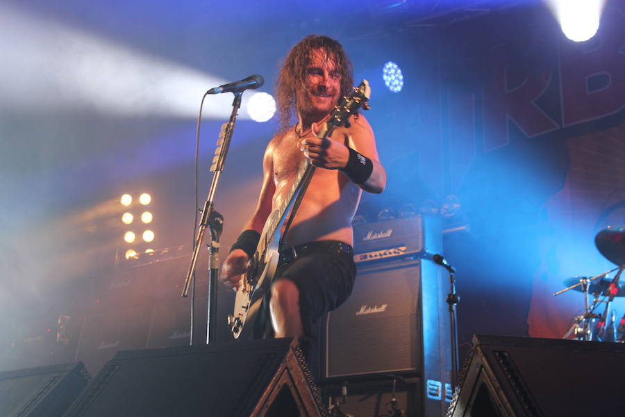 La Sala Gamma de Murcia acogió este miércoles la primera visita a Murcia del cuarteto australiano que está revolucionando el 'hard rock' actual. Los hermanos O'Keeffe, en especial el guitarrista y cantante Joel, demostraron ser los ejes centrales de una banda muy cohesionada que se mueve en el escenario como pez en el agua.