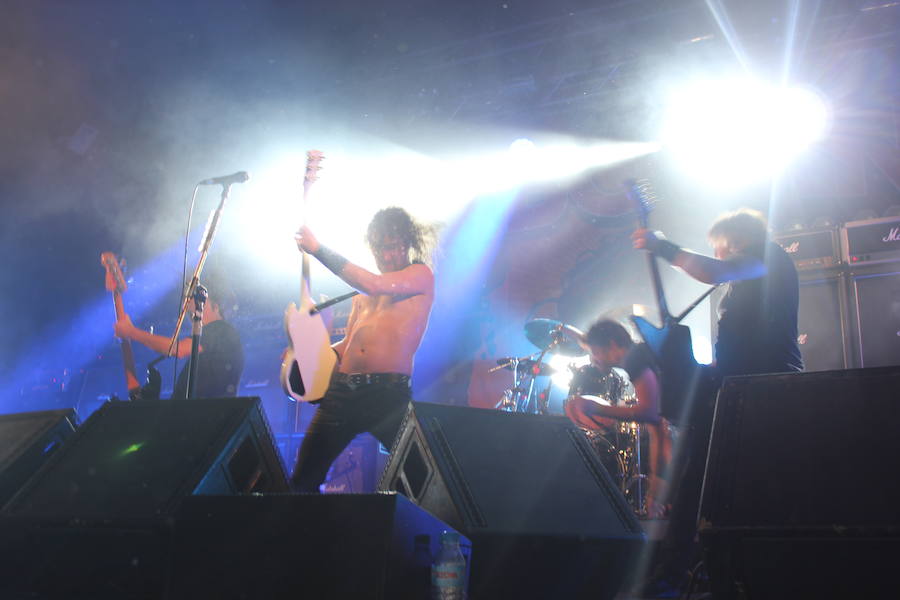 La Sala Gamma de Murcia acogió este miércoles la primera visita a Murcia del cuarteto australiano que está revolucionando el 'hard rock' actual. Los hermanos O'Keeffe, en especial el guitarrista y cantante Joel, demostraron ser los ejes centrales de una banda muy cohesionada que se mueve en el escenario como pez en el agua.