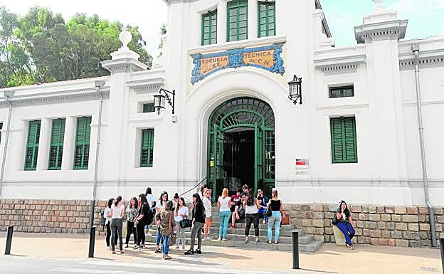 Estudiantes del Centro Universitario Isen, a las puertas del campus de la calle Menéndez Pelayo de Cartagena. 