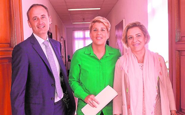 Javier Celdrán, Noelia Arroyo y Adela Martínez-Cachá, ayer.