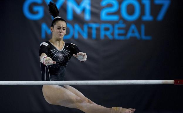 Ana Pérez, durante el ejercicio de asimétricas en Montreal. 