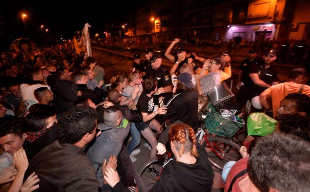 La Policía contiene, el martes, a un grupo de manifestantes dispuestos a invadir las vías. 