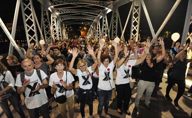 Manifestantes marchan por las calles de Murcia.