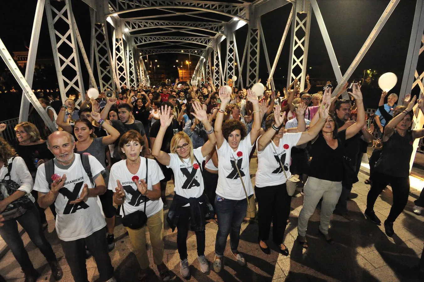 En la manifestación, que ha recorrido varias calles del centro de Murcia, se ha desarrollado sin incidentes