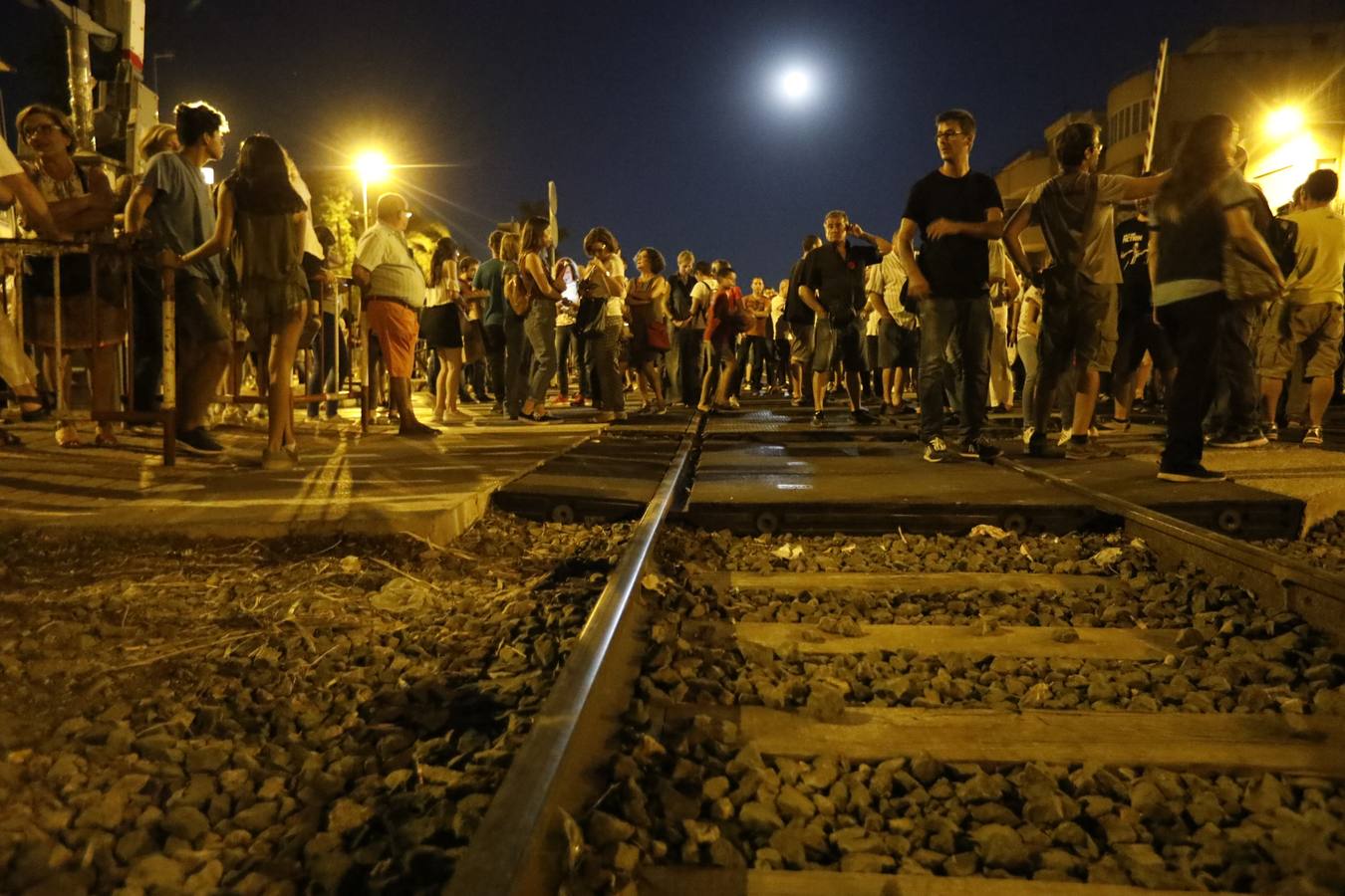 La protesta en el paso a nivel de Santiago el Mayor de este jueves termina con debate ante la «falta de garantías» y la nula confianza en el actual proyecto