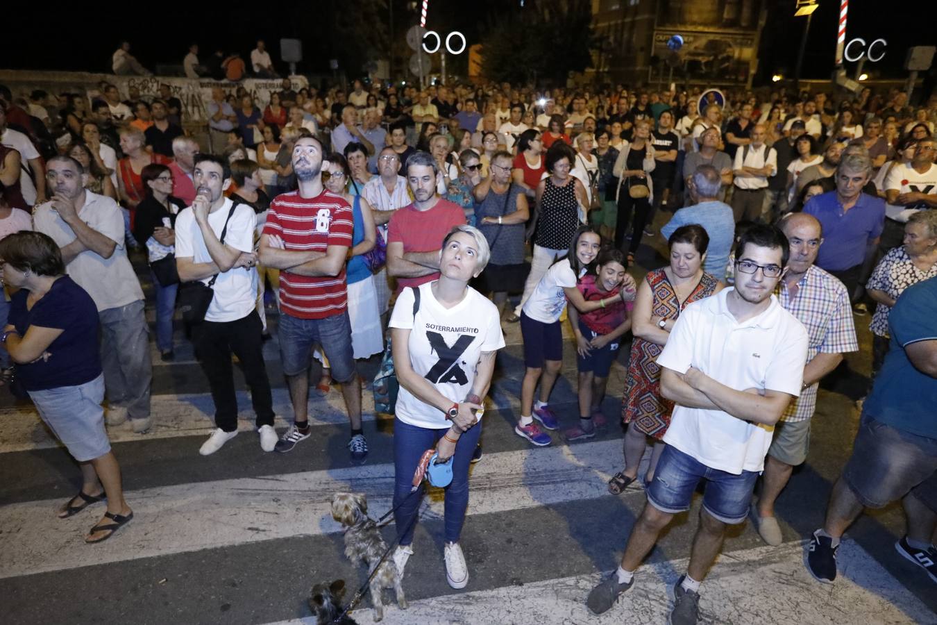 La protesta en el paso a nivel de Santiago el Mayor de este jueves termina con debate ante la «falta de garantías» y la nula confianza en el actual proyecto