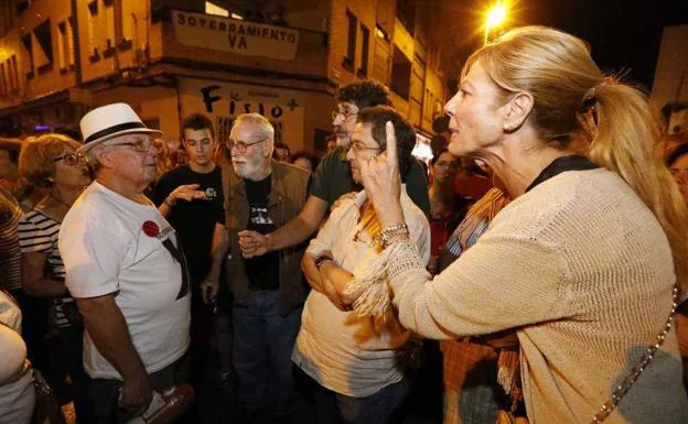 Un grupo de vecinos, anoche, piden explicaciones a Contreras sobre las negociaciones con el Ministerio.