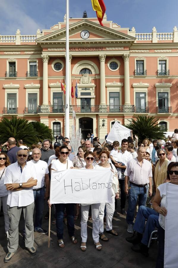 Centenares de personas se sumaron este sábado a la convocatoria ciudadana, que se ha llevado a cabo simultáneamente en ayuntamientos de toda España bajo el lema 'Hablemos'