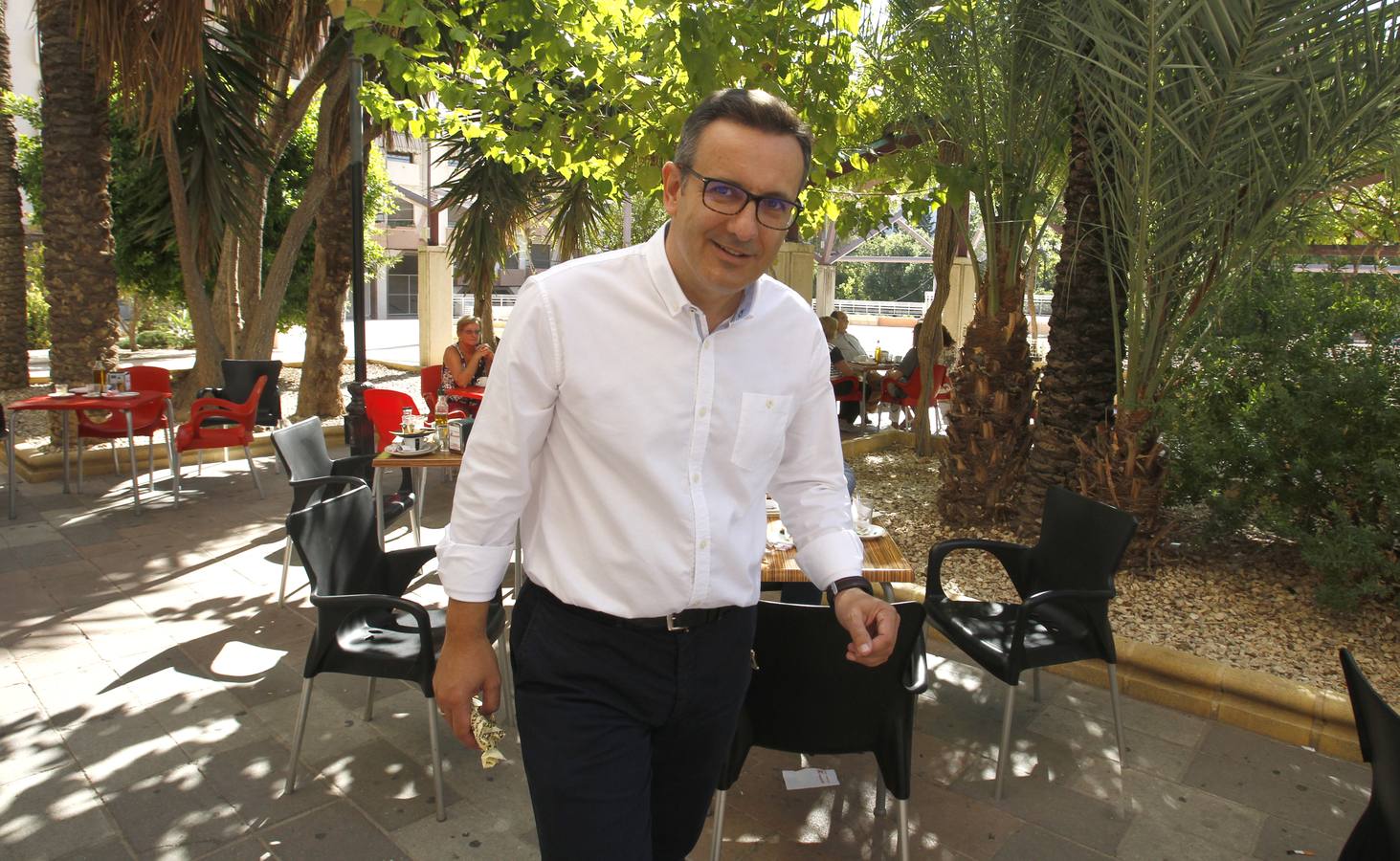 El líder electo del PSOE regional, Diego Conesa, cuidó ovejas, recogió melones y sirvió copas para ayudar en casa antes de ser ‘rockabilly’ con tupé y abogado