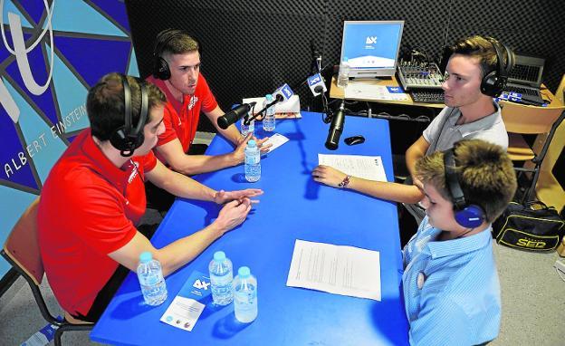 Dos alumnos del instituto durante una entrevista a jugadores de ElPozo.