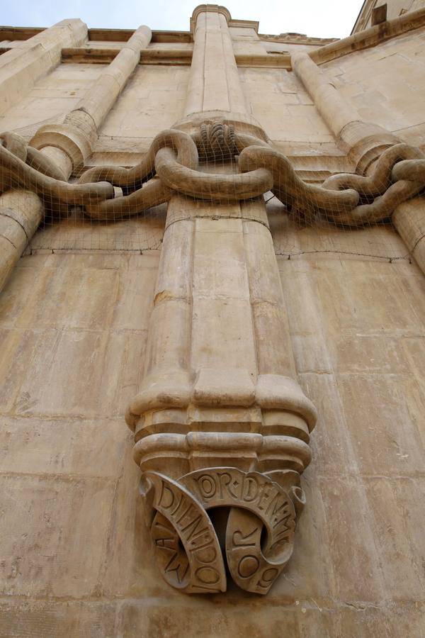 Lema del marqués de los Vélez, tallado en el exterior de su capilla, pero del lado del tejado.