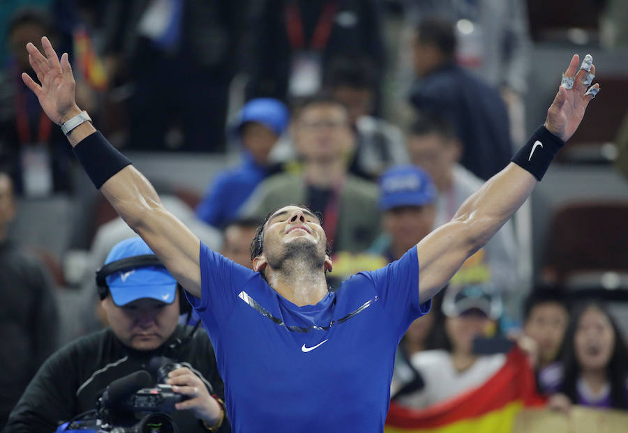 El tenista balear se hizo con el Abierto de China tras derrotar al australiano en dos sets (6-2 y 6-1), que significó su título número 75.