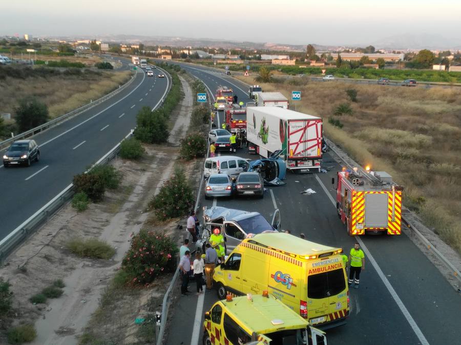 Los vehículos implicados en el accidente en Sangonera la Seca, a la altura de la estación de servicio La Paz.