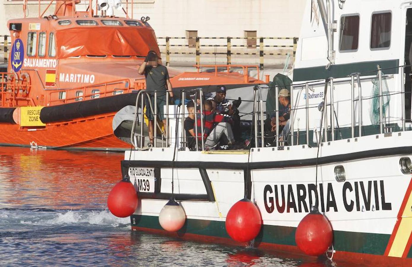 Salvamento Marítimo y Guardia Civil interceptan dos pateras a 25 y 12 millas de Cabo de Palos, respectivamente.