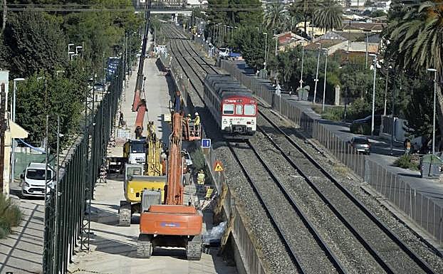 Maquinaria junto a las vías, en la entrada de la estación de El Carmen. 
