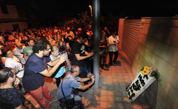 Vecinos que participaron en la protesta frente a la casa de López Miras en La Arboleja; en la foto pequeña, la 'lápida' depositada.