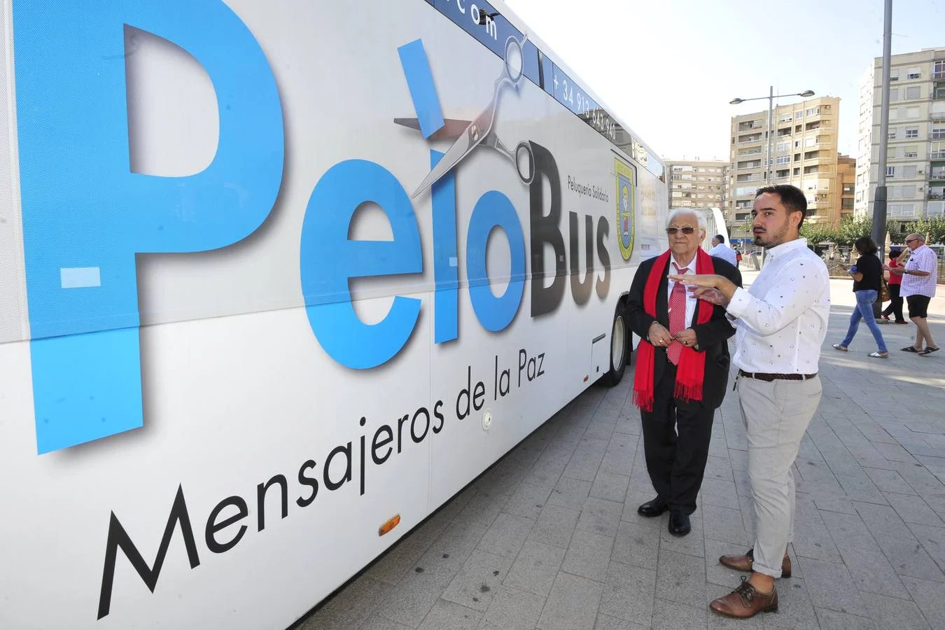 El autobús reconvertido en peluquería está este lunes en Murcia, el martes irá a Cartagena y el miércoles a Lorca