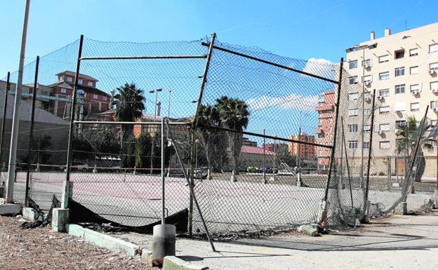 Pista deportiva situada entre las calles Altair y Sirio, con las vallas oxidadas y semicaídas, en el bario de San Ginés. Al fondo, a la izquierda, la fábrica de harinas.