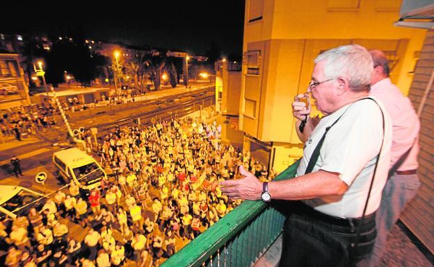 Joaquín Contreras se dirige a los vecinos concentrados anoche junto a las vías. 