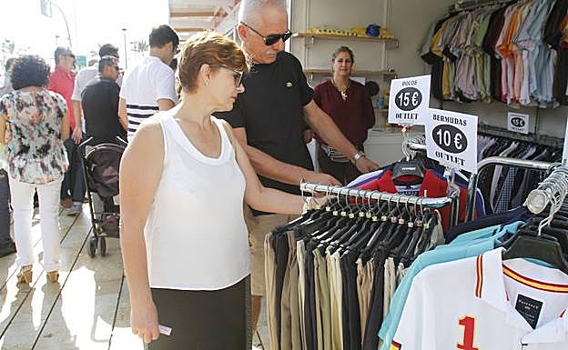 Una pareja busca ofertas en la anterior edición de la Feria Outlet Cartagena. 