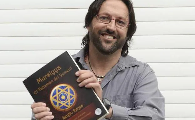 Sergio Reyes posa con el libro por el que ha ganado el premio.