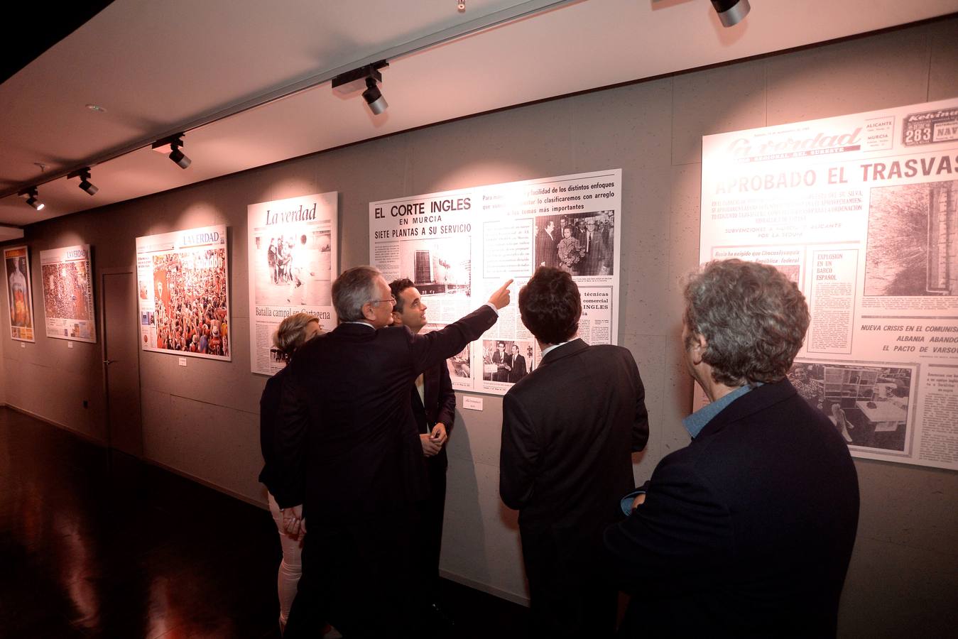 La muestra 'Vocento 15 años', que puede visitarse en El Corte Inglés, propone un recorrido por las noticias más destacadas del último siglo en 'La Verdad'