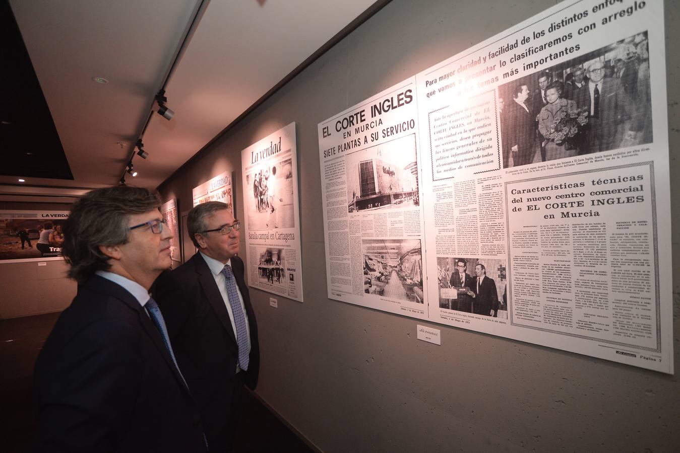 La muestra 'Vocento 15 años', que puede visitarse en El Corte Inglés, propone un recorrido por las noticias más destacadas del último siglo en 'La Verdad'