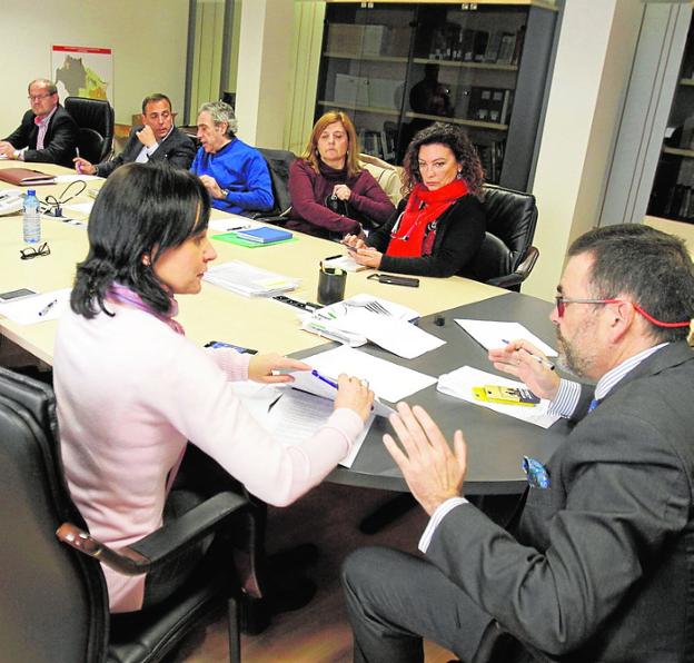 Isabel García y José López, en primer término, durante una reunión sobre Casco Antiguo. Detrás, concejales de PSOE y Podemos.