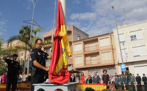 Izado de bandera en Puerto Lumbreras.
