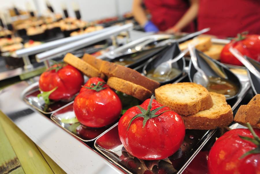 Los visitantes disfrutan de distintas tapas y platos especiales en un paseo gastronómico al aire libre