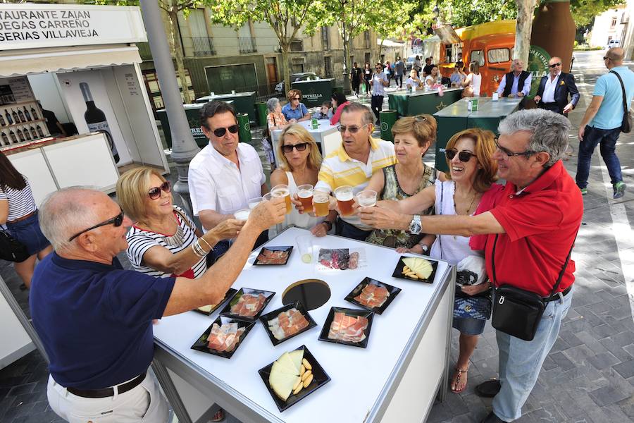 Los visitantes disfrutan de distintas tapas y platos especiales en un paseo gastronómico al aire libre