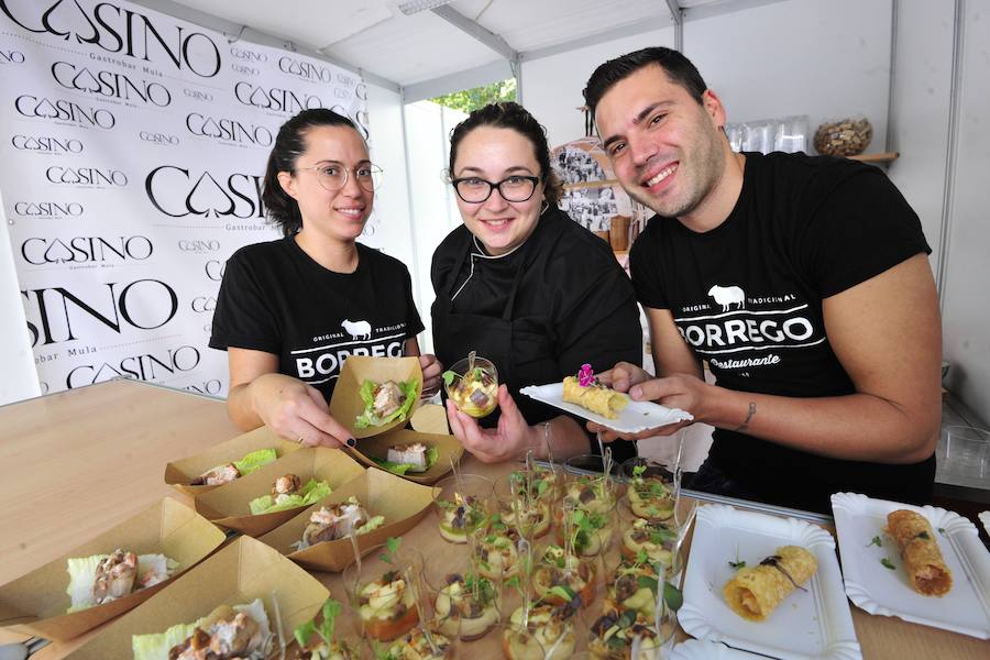 Los visitantes disfrutan de distintas tapas y platos especiales en un paseo gastronómico al aire libre