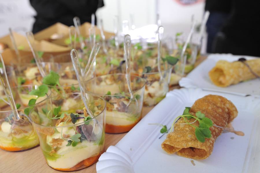 Los visitantes disfrutan de distintas tapas y platos especiales en un paseo gastronómico al aire libre