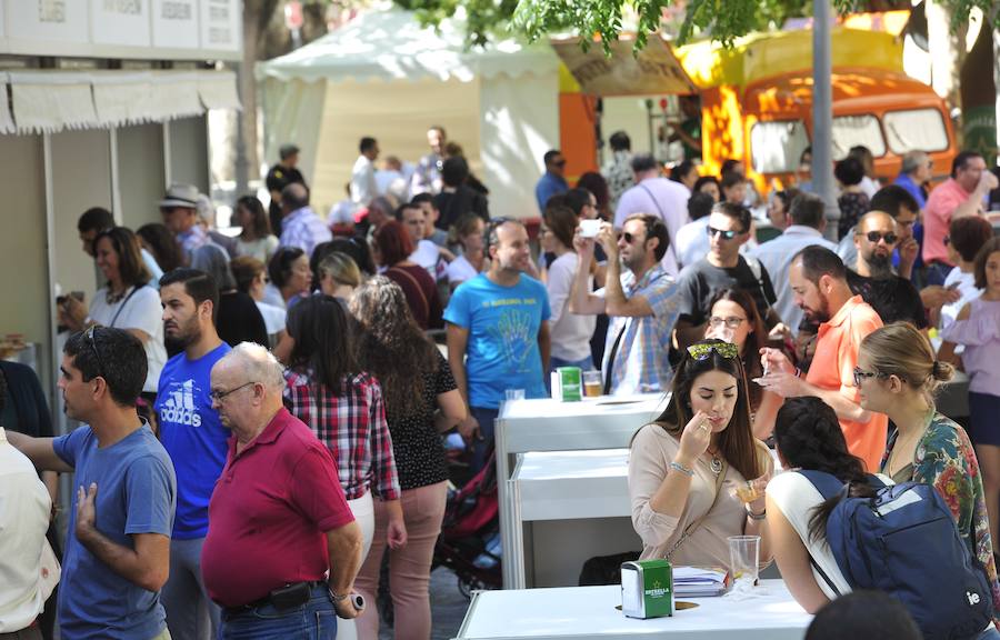 Los visitantes disfrutan de distintas tapas y platos especiales en un paseo gastronómico al aire libre