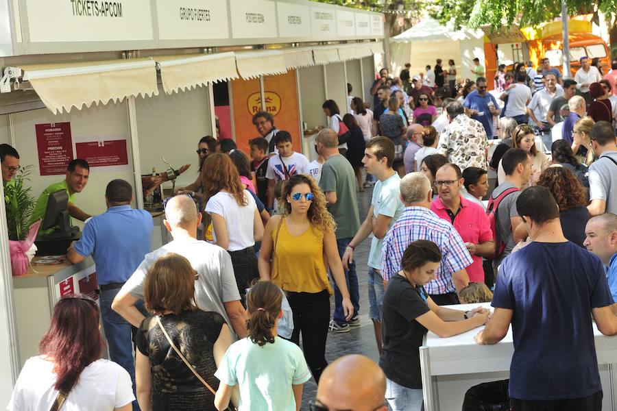 Los visitantes disfrutan de distintas tapas y platos especiales en un paseo gastronómico al aire libre