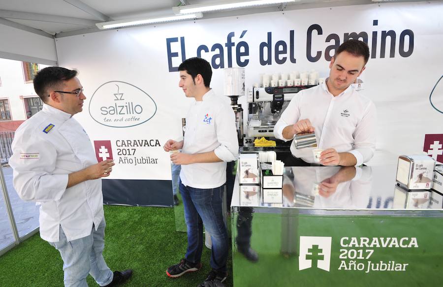 Los visitantes disfrutan de distintas tapas y platos especiales en un paseo gastronómico al aire libre