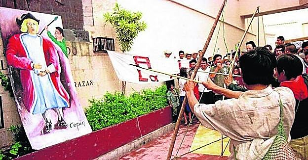 Indios lenca se disponen a 'ejecutar' a flechazos una imagen de Cristóbal Colón en Tegucigalpa en los actos del 12 de Octubre. 