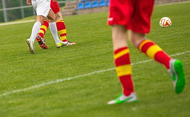 Muere un joven de 18 años mientras jugaba al fútbol