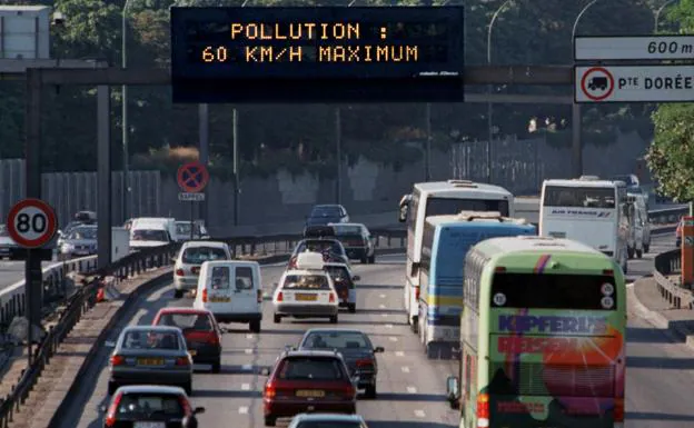 Una carretera de París con avisos por contaminación.
