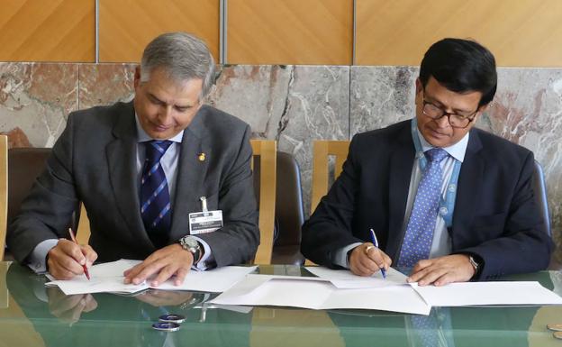El presidente del RACE, Cristóbal Sanz, y el director ejecutivo de Unitar, Nikhil Seth, firman el acuerdo.
