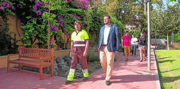 Un operario de STV caminando con el edil Guillén, ayer, por el itinerario que conecta el huerto de López Ferrer con el Salitre.