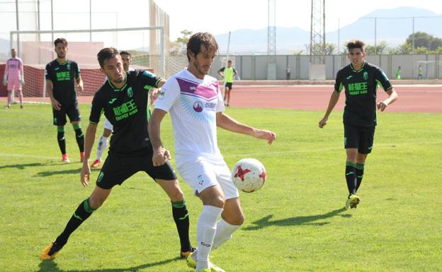 Fran Moreno controla un baló ante un rival.