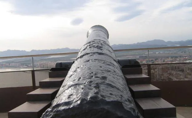 Uno de los cañones de la terraza de artillería, apuntando a poniente.
